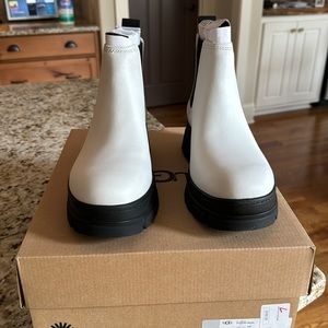 Ugg Ashton Chelsea White (SOLD OUT ONLINE)